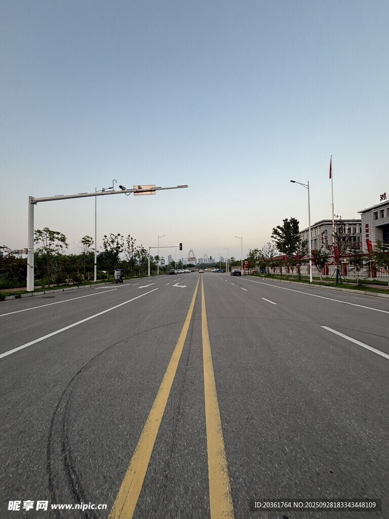 空旷道路与远处建筑