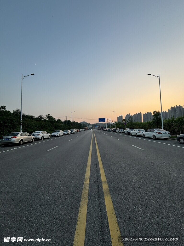 黄昏下空旷的双车道公路