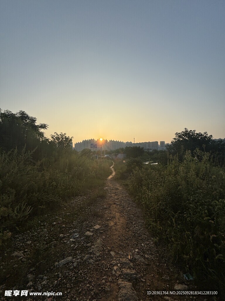 黄昏下的乡间小路