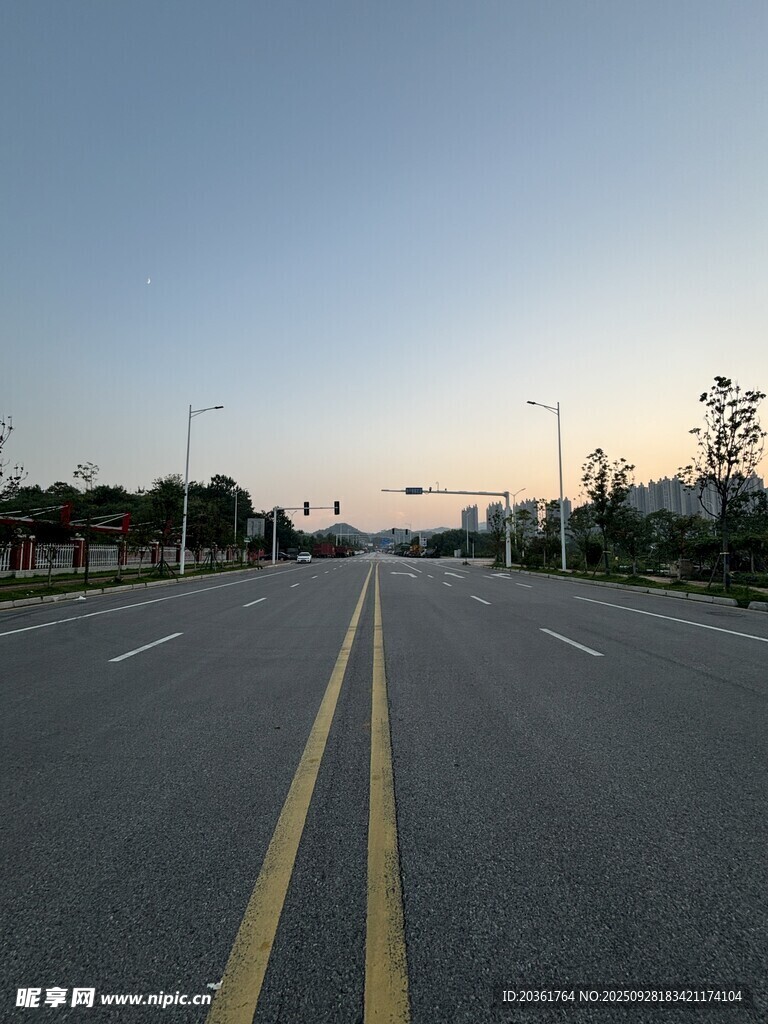 空旷公路的黄昏景象