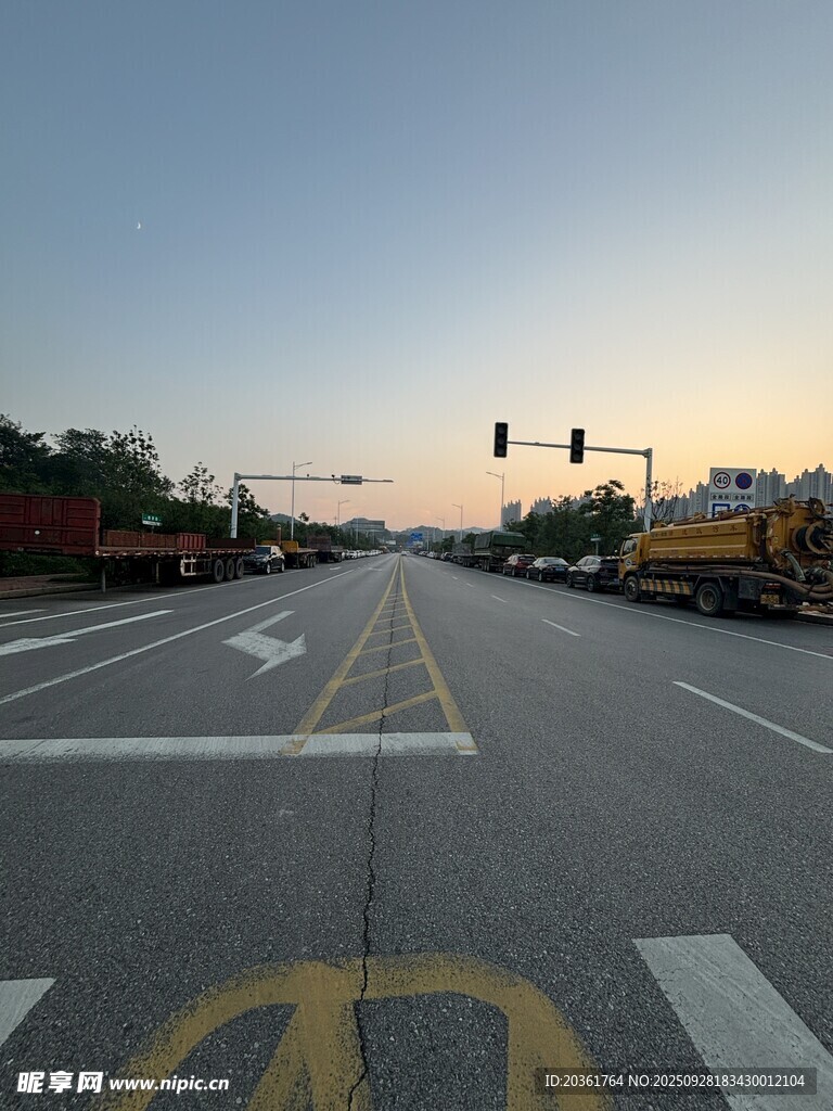 黄昏时分的空旷城市道路