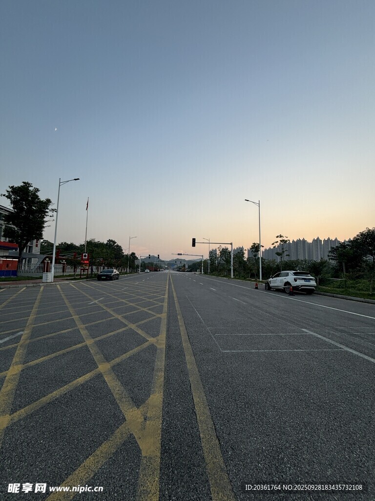 空旷道路的黄昏景象