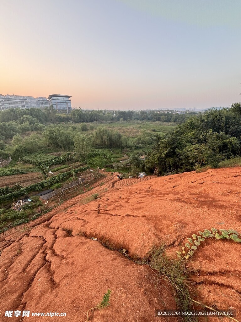 红土地上的自然与建筑景观