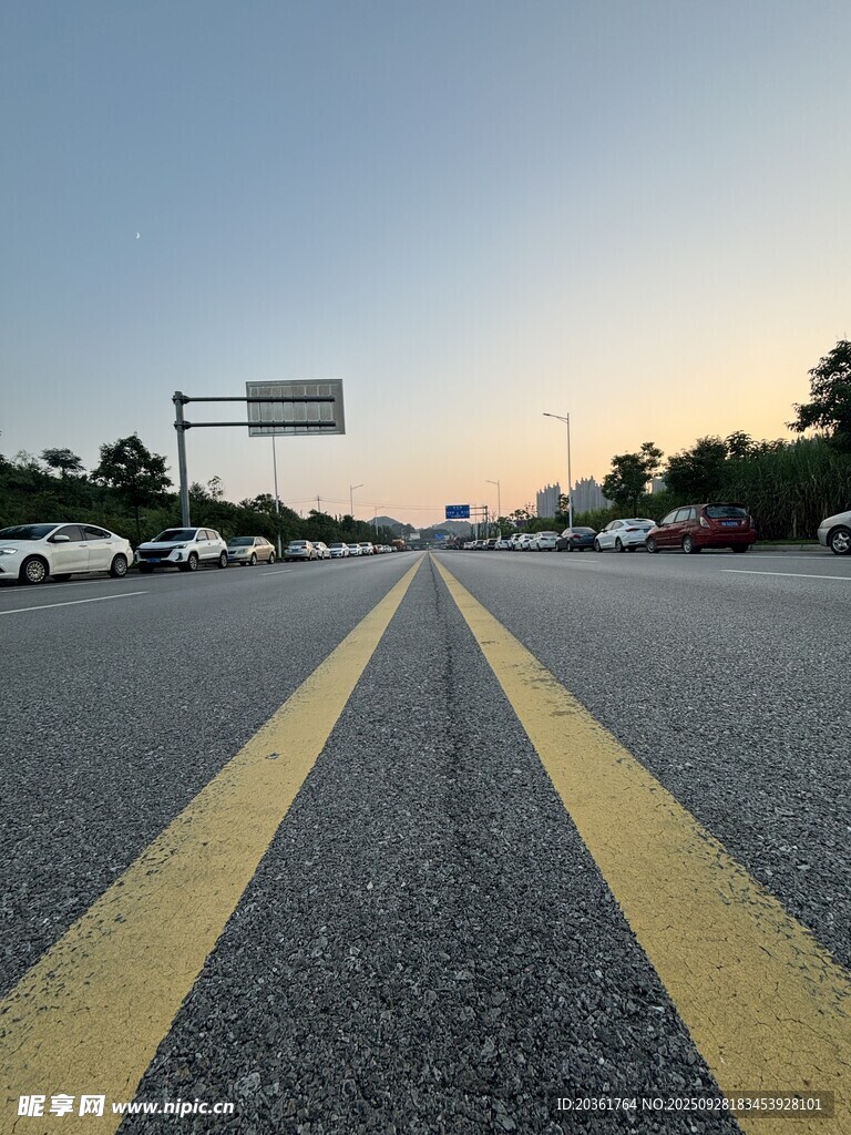 空旷公路上的双黄线