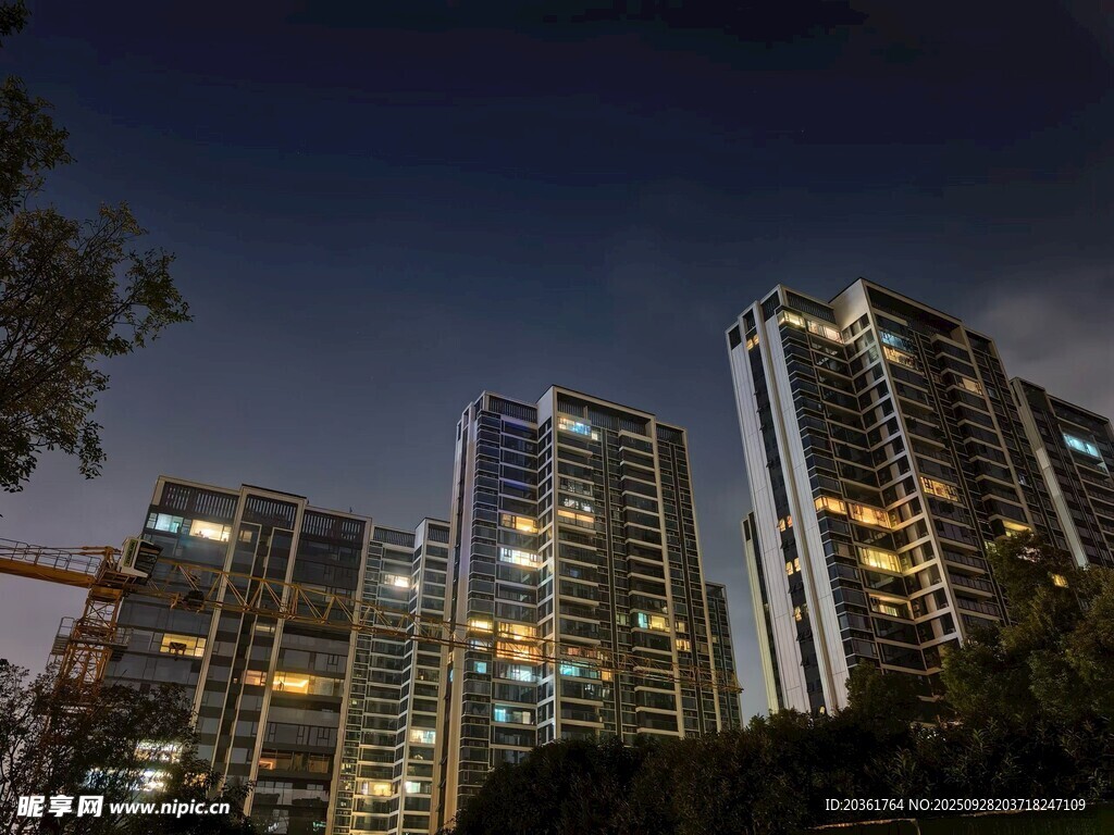 夜幕下的城市高楼景观