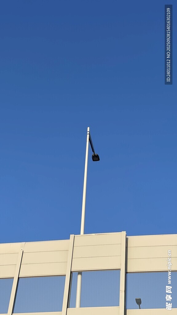 蓝天旗下的建筑景观
