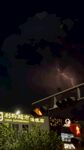夜晚户外的热闹聚会场景