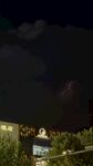 夜空中的闪电与城市景象