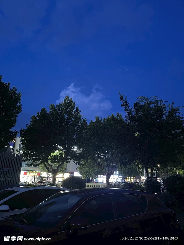 夜幕下的户外灯光景观
