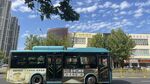 城市街头的蓝色公共汽车