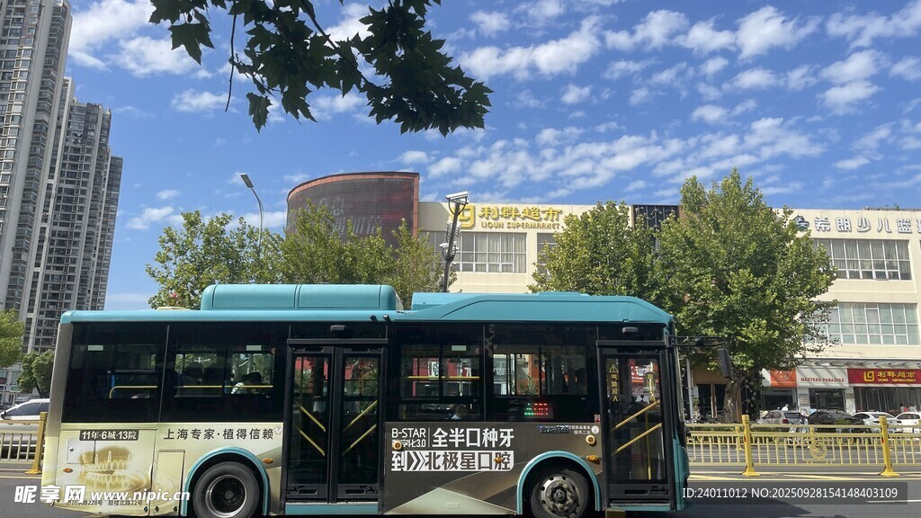 城市街头的蓝色公共汽车