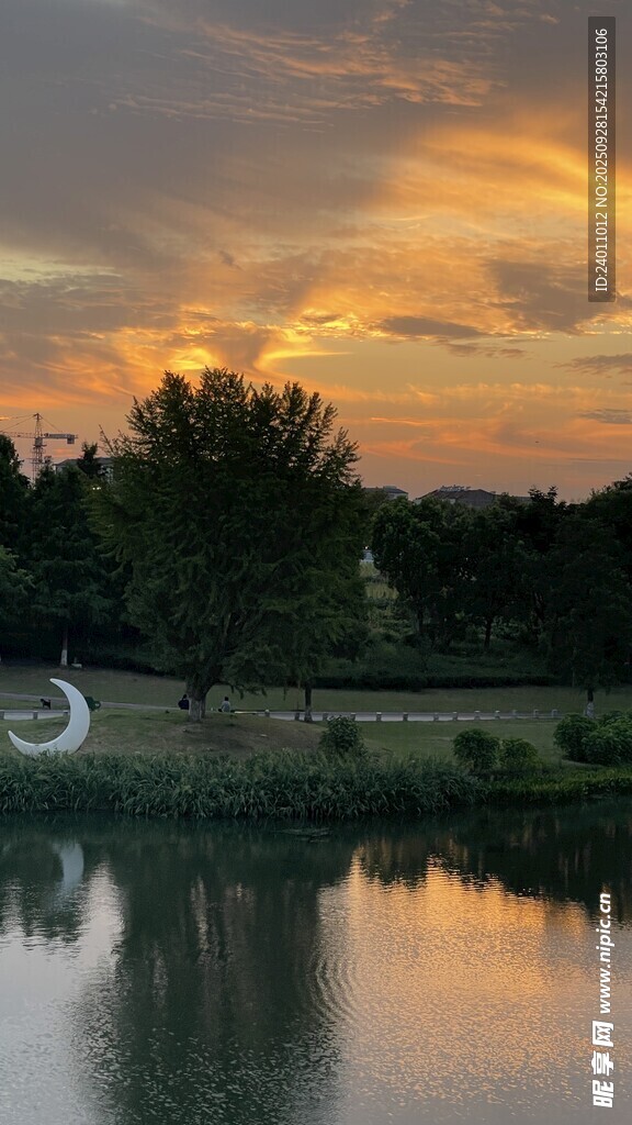 湖畔黄昏美景