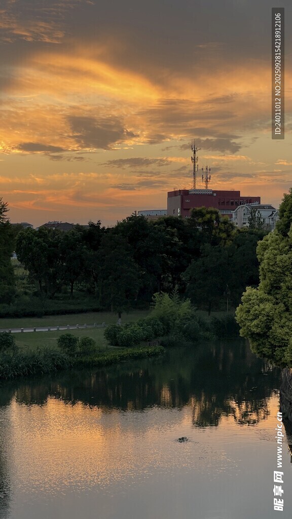 湖畔黄昏美景