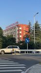 城市街道旁的汽车