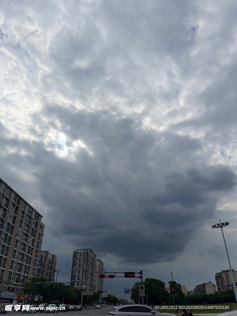 城市上空乌云密布景象