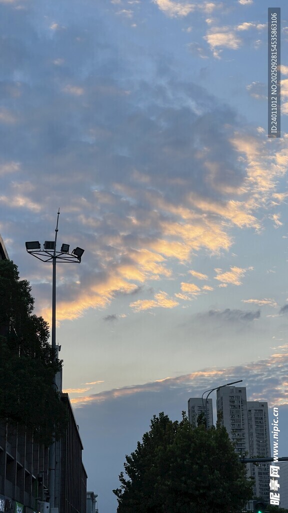 城市黄昏天空与建筑景观