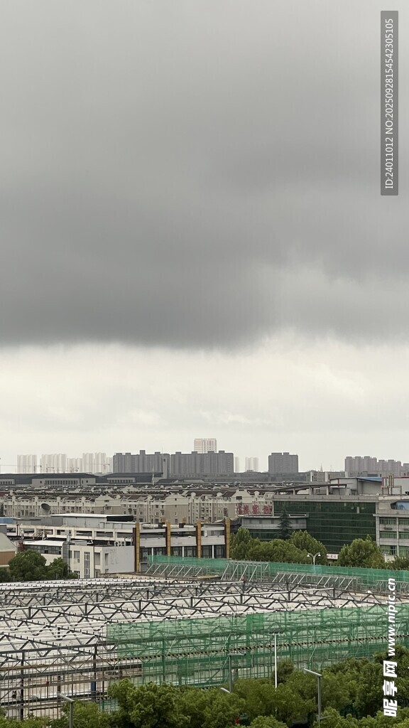 阴天城市停车场远景