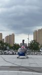 城市广场上的直升机