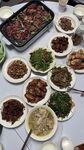 丰盛中式菜肴摆满一桌