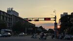 黄昏时的城市交通路口