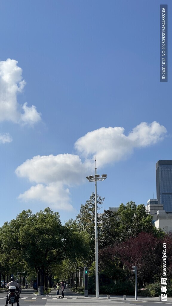 城市蓝天绿树风景图