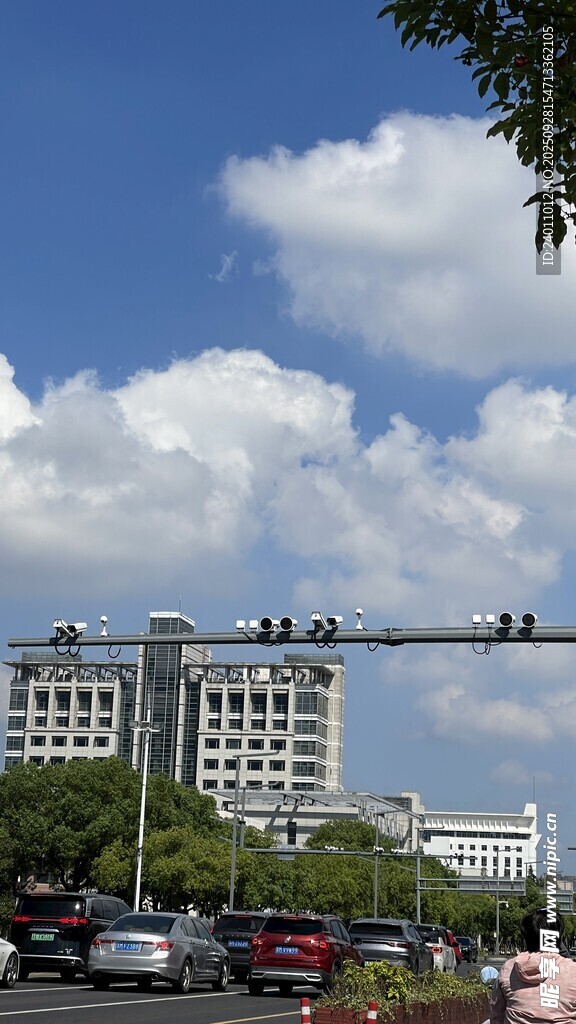 城市街景中的高楼与车辆