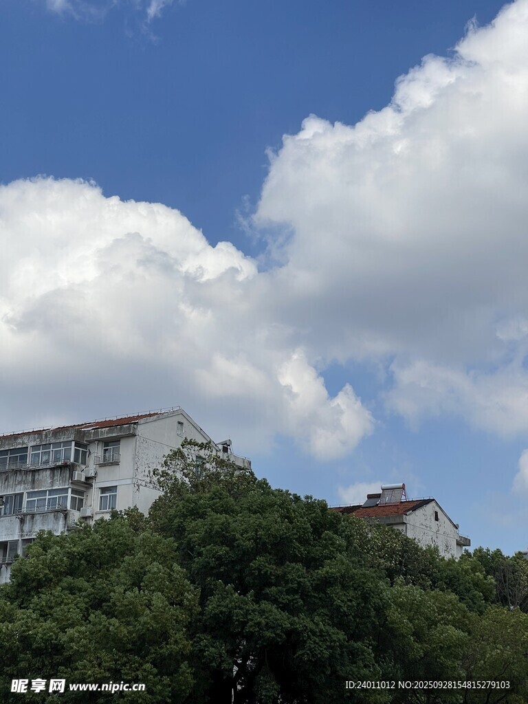 山上建筑与蓝天白云美景