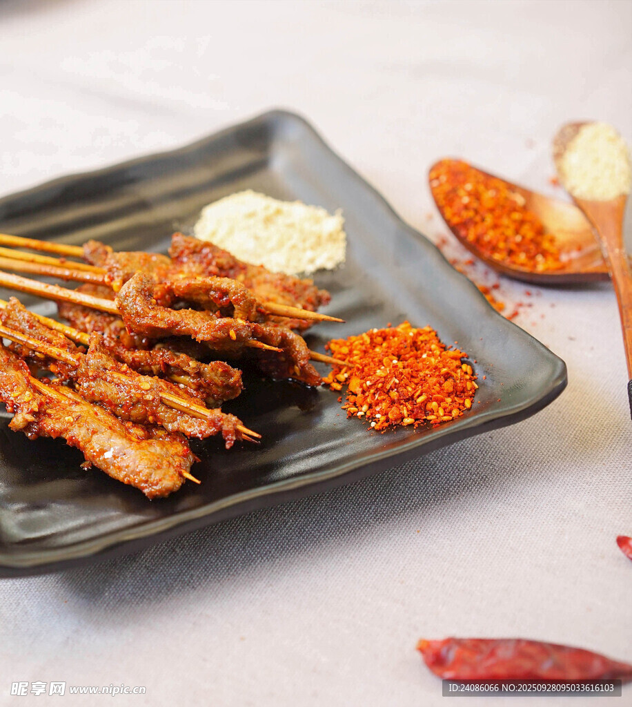 美味烤肉串搭配多样调料