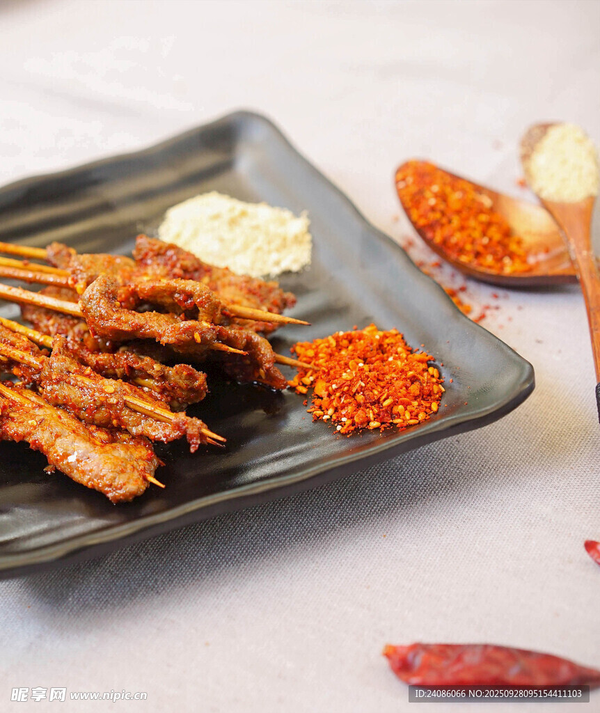 美味烤肉串搭配多样调料