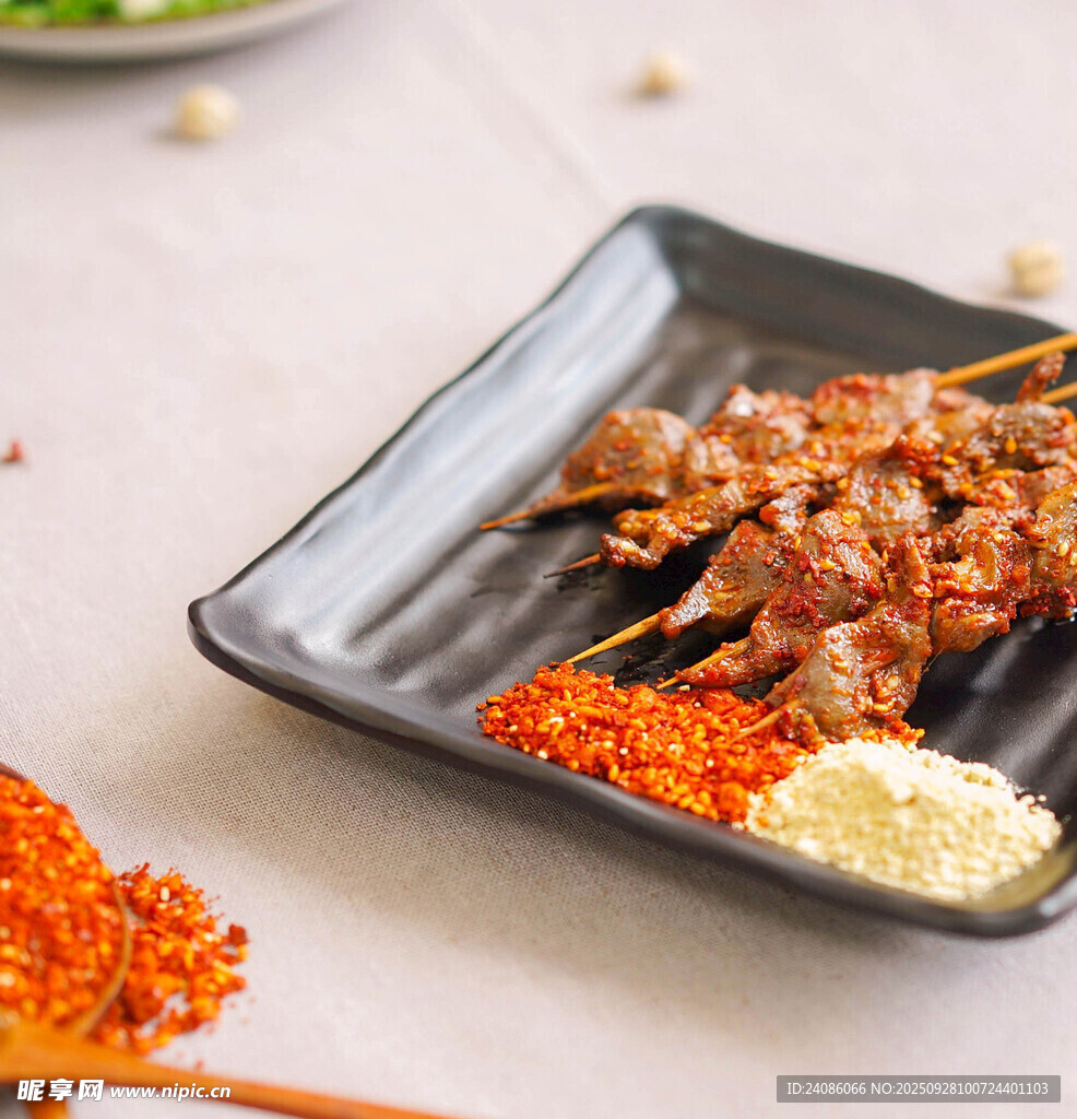 美味烤肉串配多样调料
