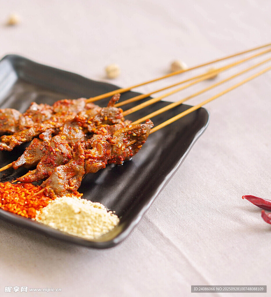 美味烤肉串搭配特色蘸料