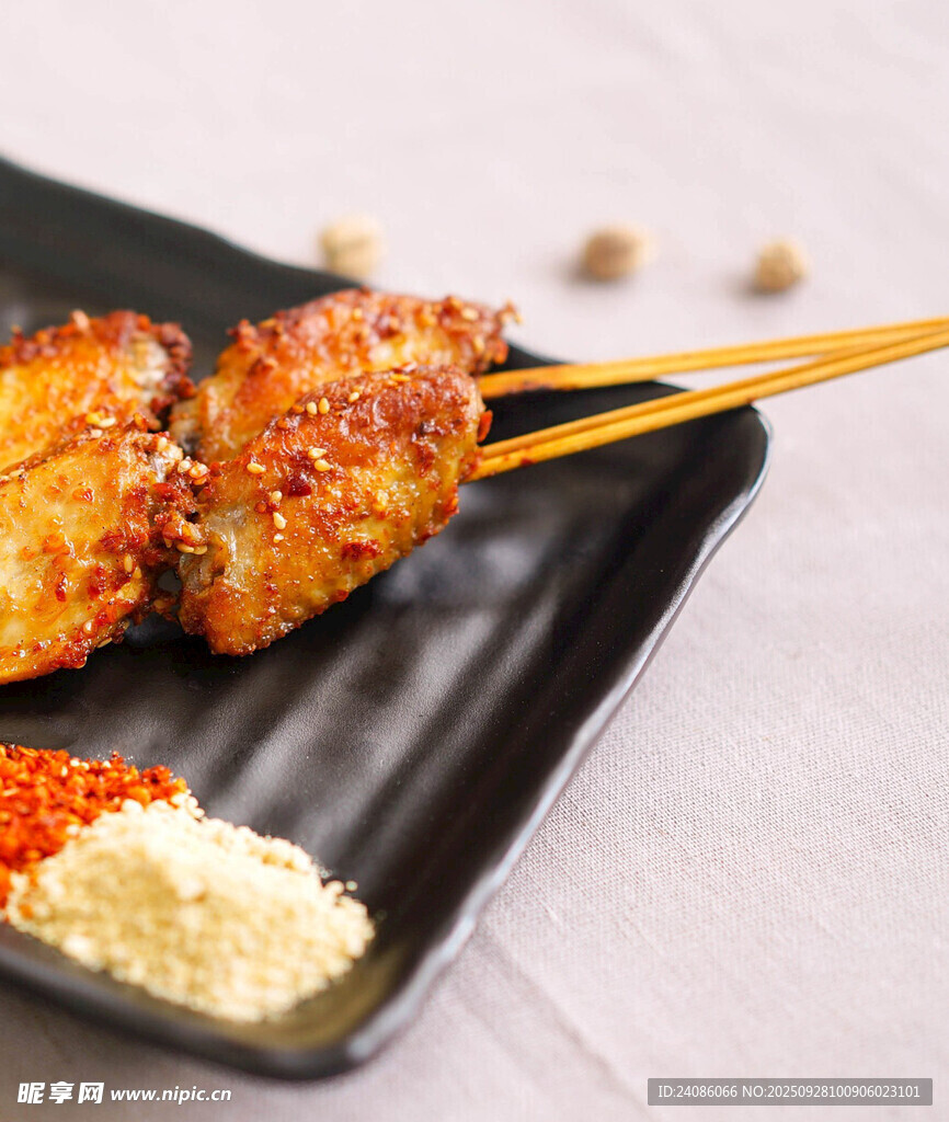 美味烤鸡翅配蘸料