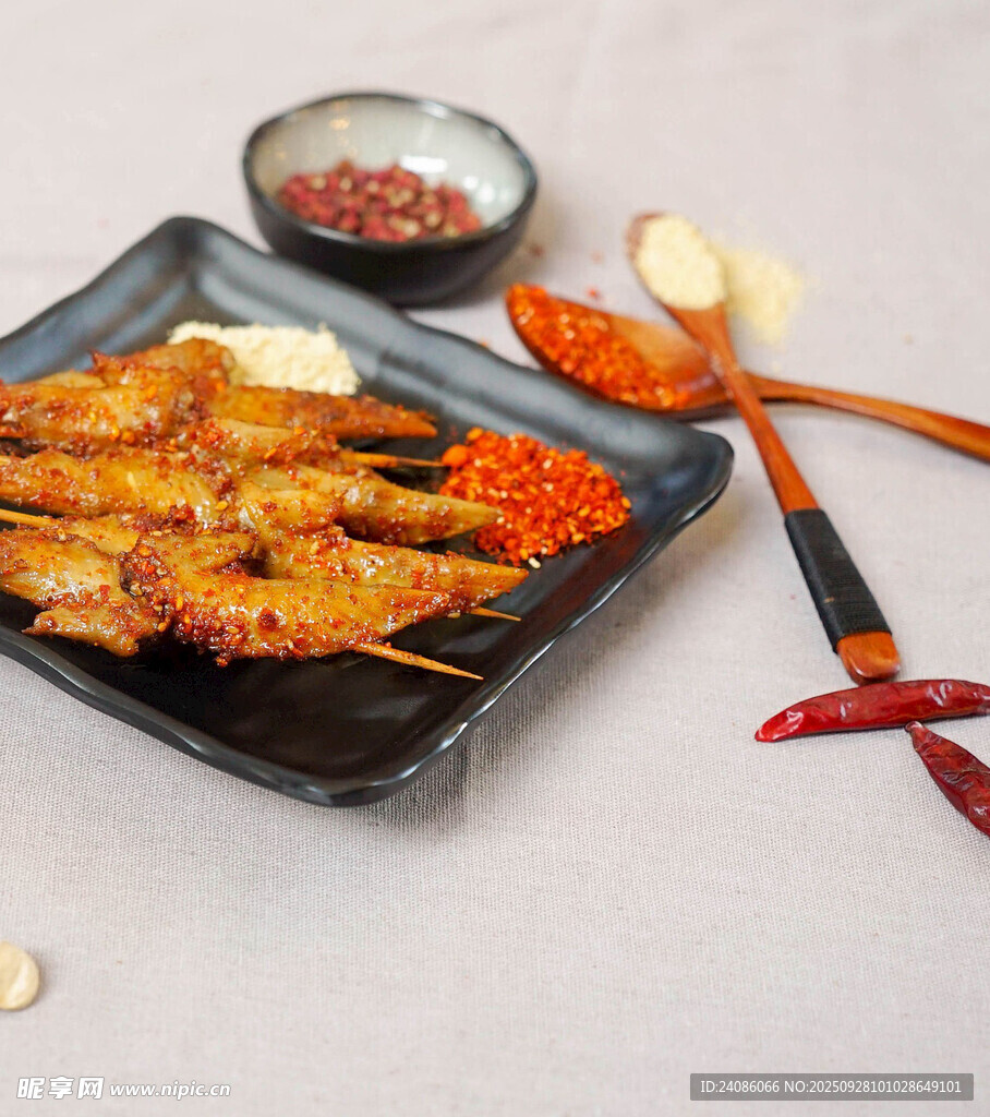 美味烤串搭配特色蘸料