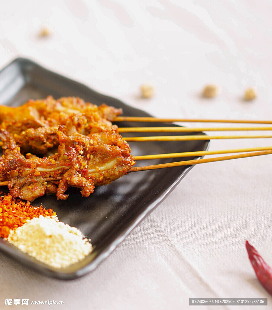 美味烤肉串搭配特色蘸料