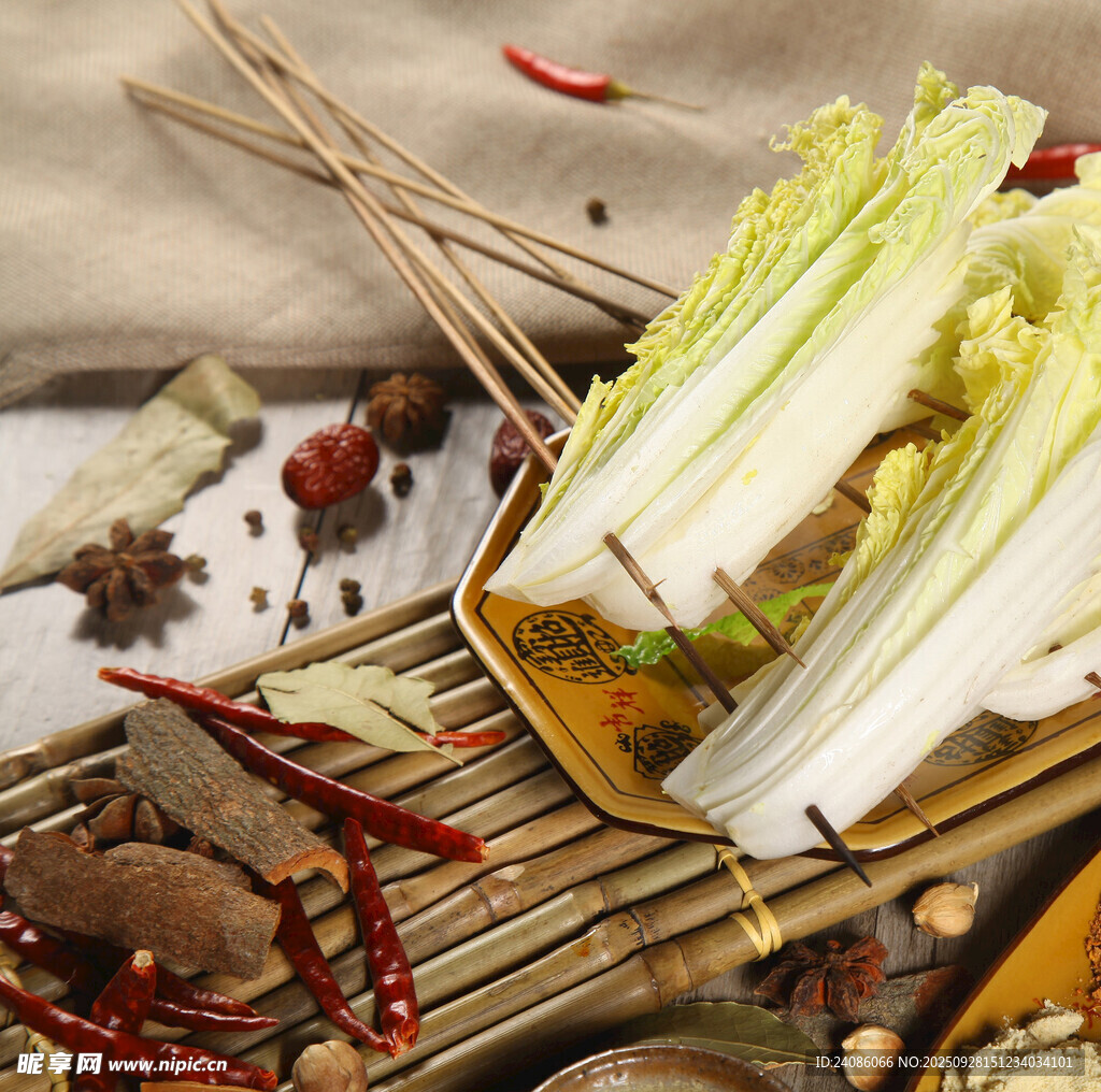 新鲜蔬菜与多样香料组合