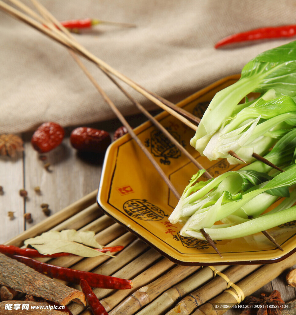 竹盘上的鲜嫩小白菜