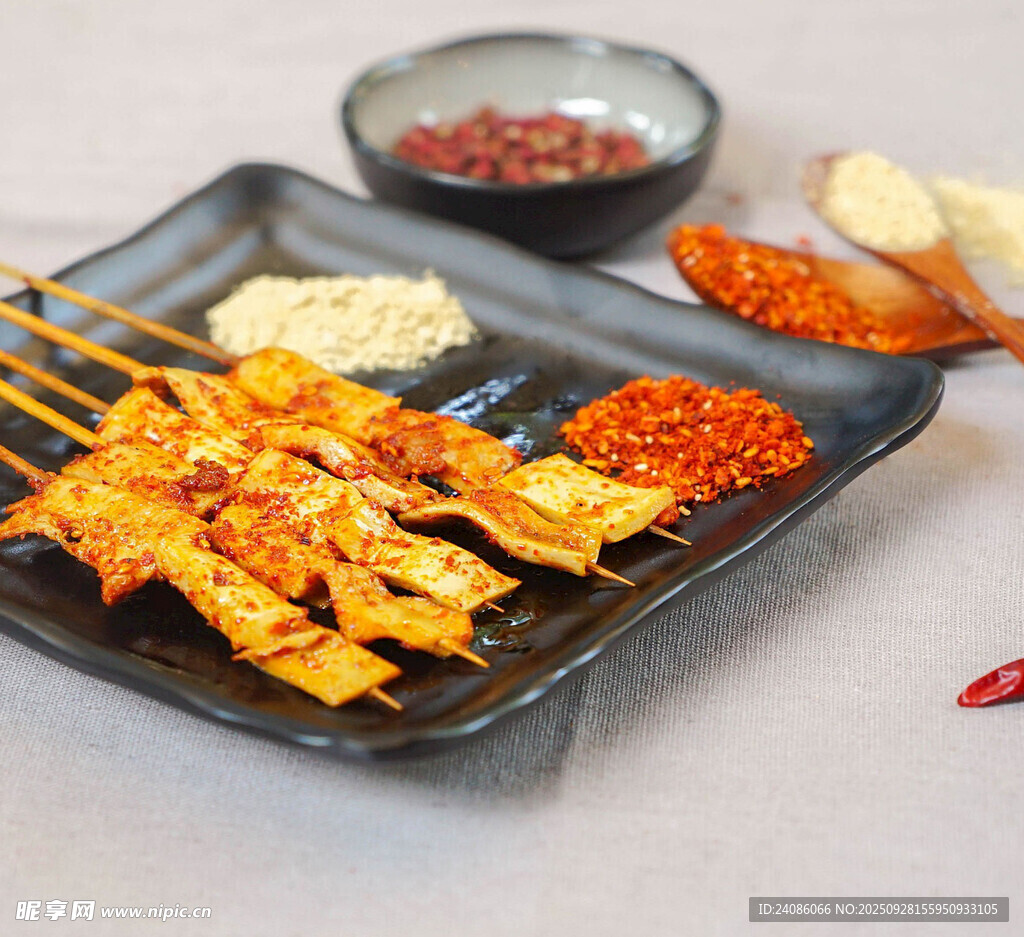 美味烤串配多样蘸料