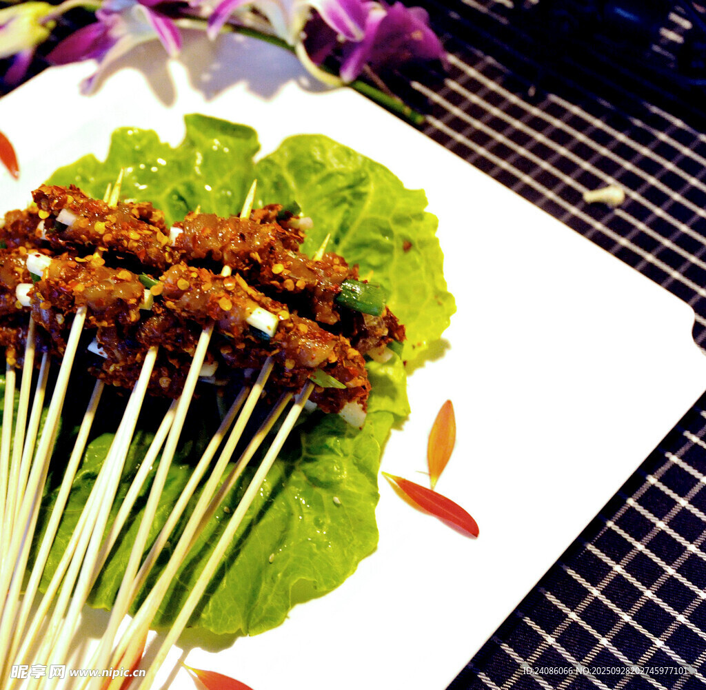 美味烤肉串摆放在生菜上