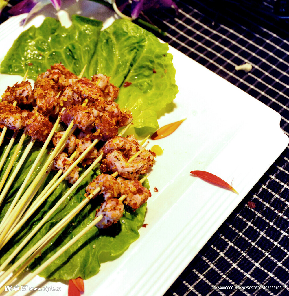 美味烤肉串摆于生菜上