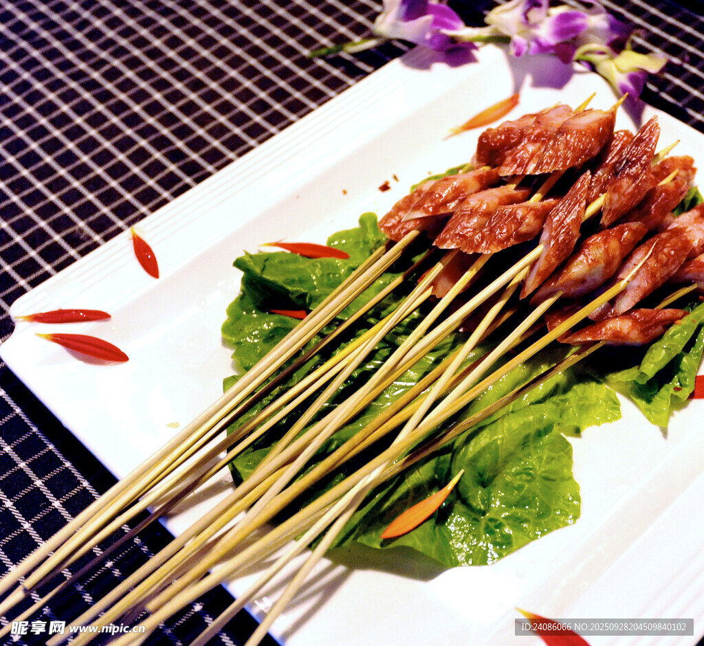 美味烤肉串摆放在盘中