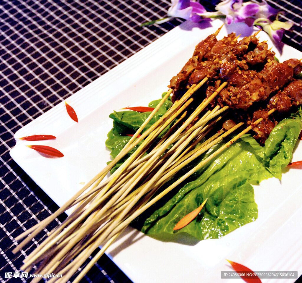 美味烤肉串摆于翠绿生菜上