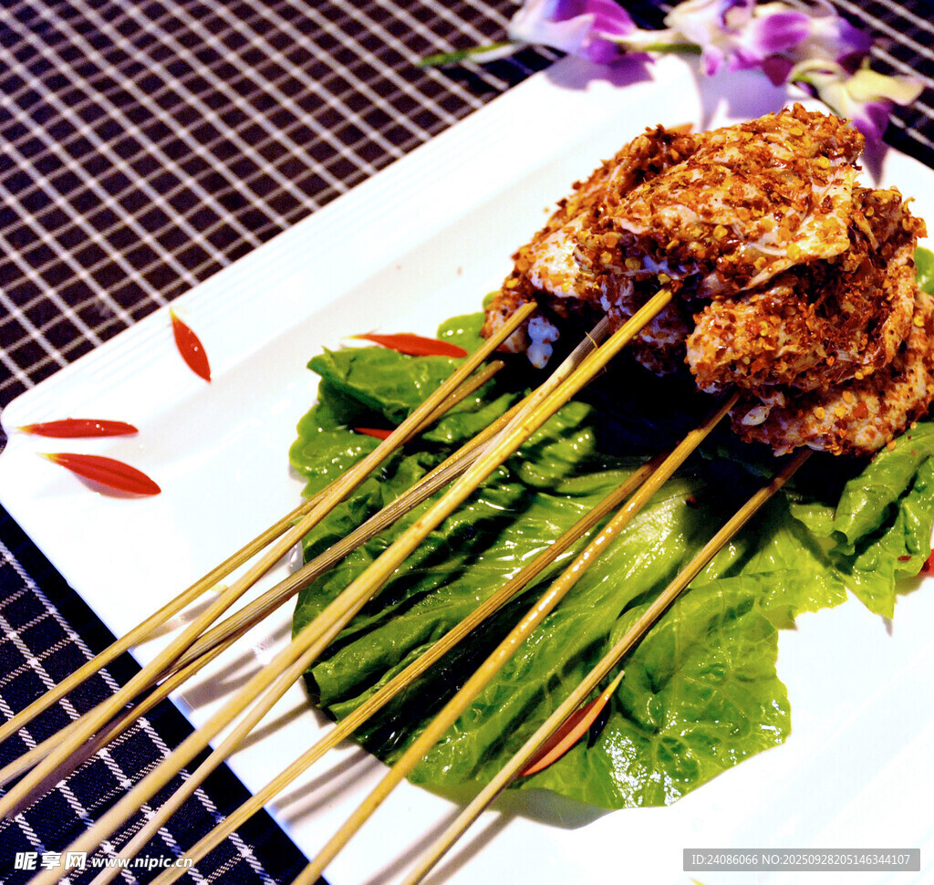 美味烤肉串摆放在绿叶上