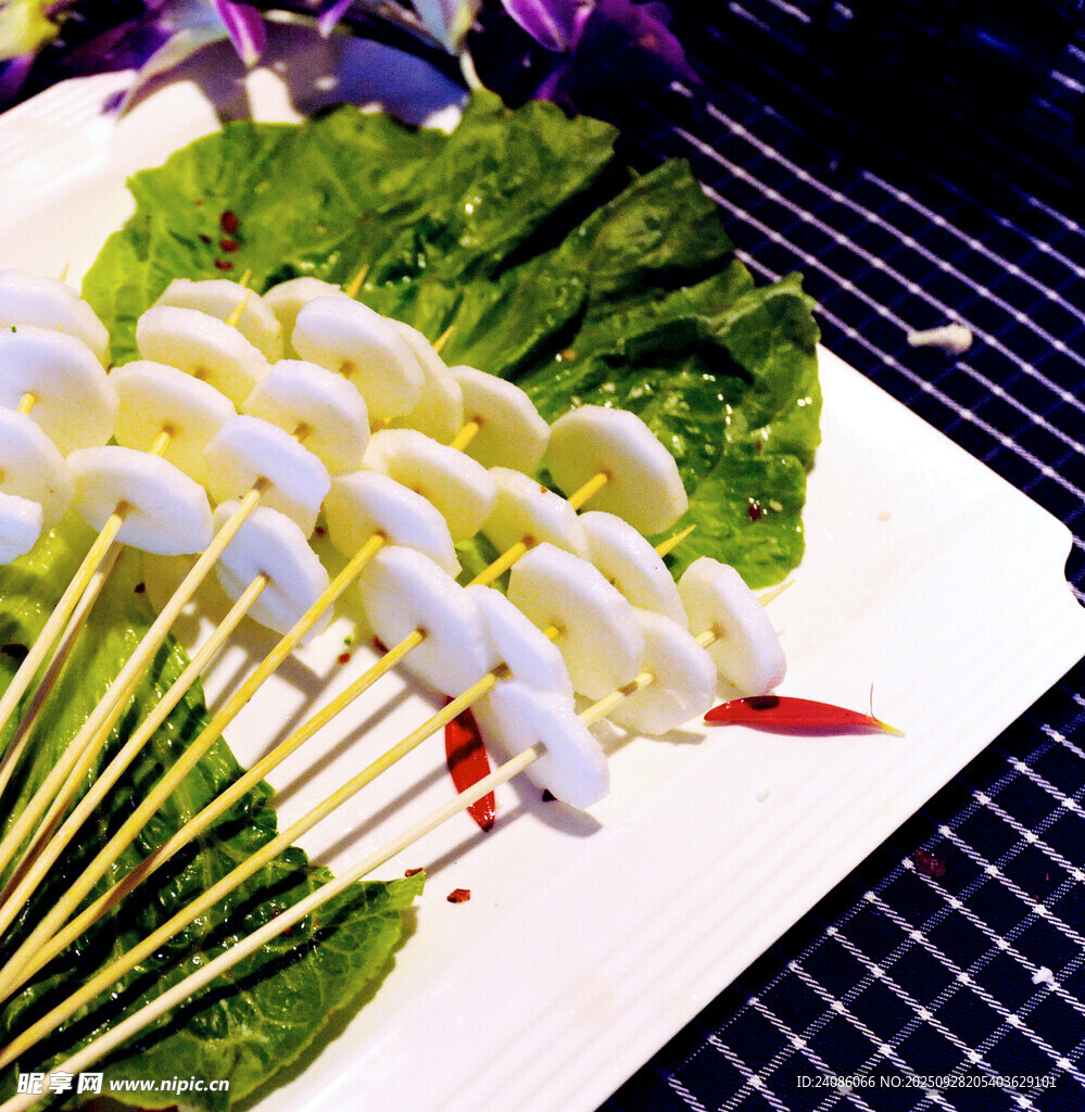 美味串串与鲜嫩生菜摆盘