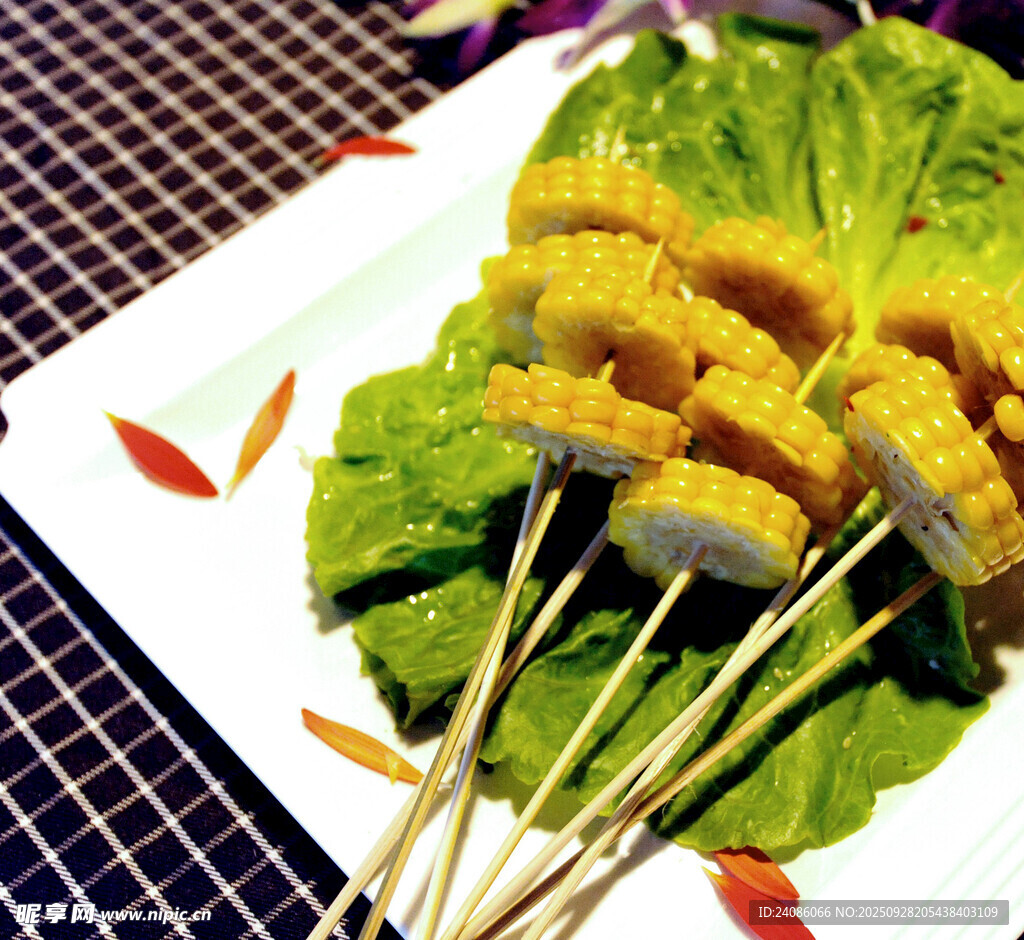 美味鸡肉串摆于翠绿生菜上