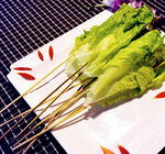 生菜串在盘