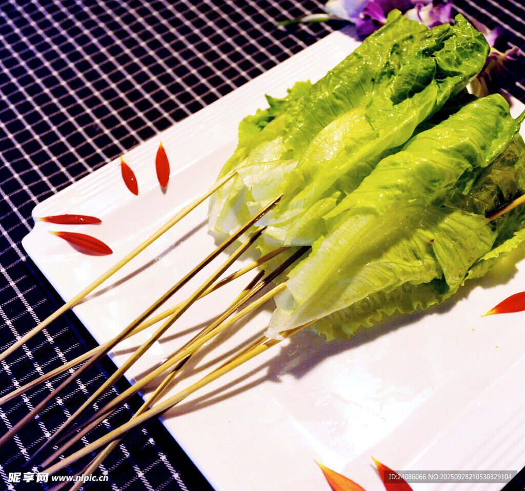 生菜串在盘