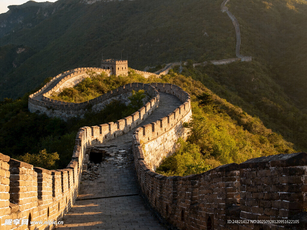 壮丽长城蜿蜒于青山之上