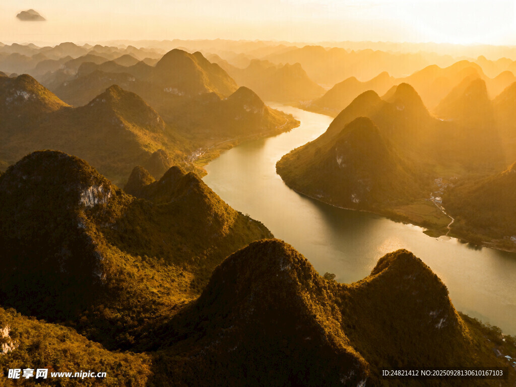 壮丽山河间的蜿蜒河流