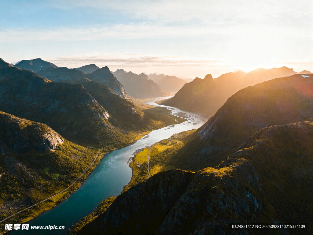 山间河谷日出壮丽美景
