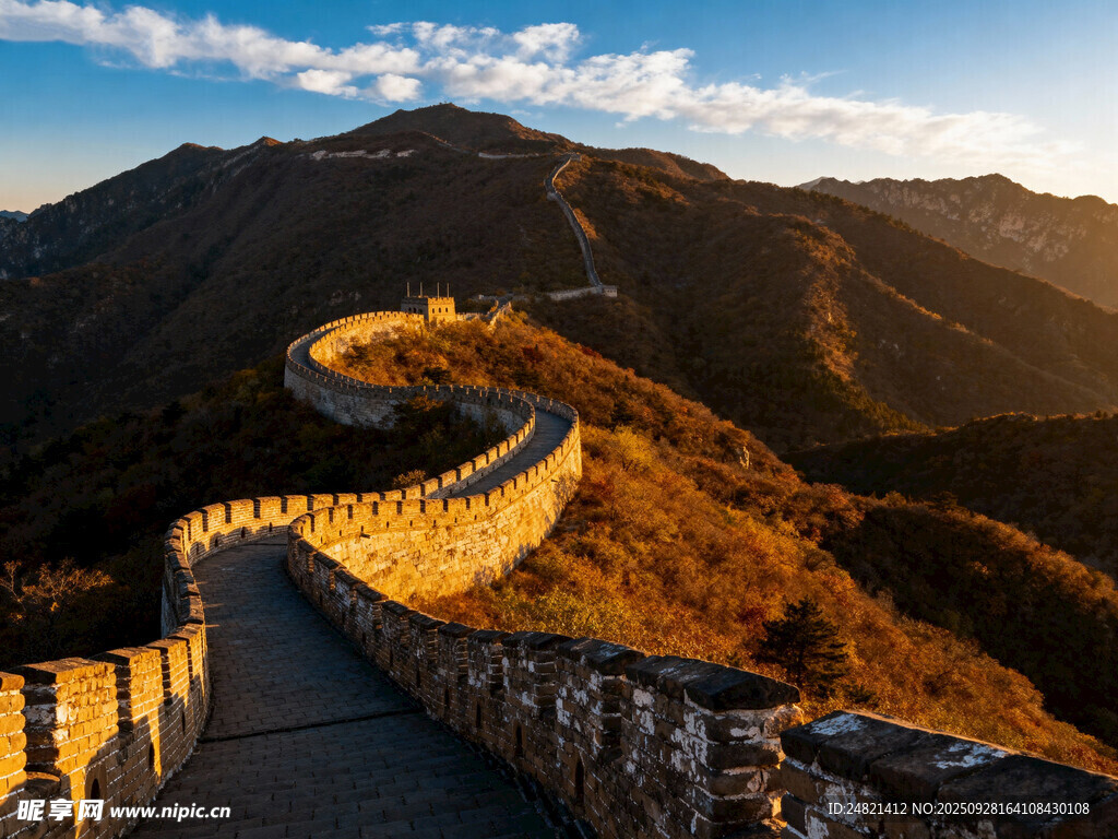 壮丽长城映于黄昏美景